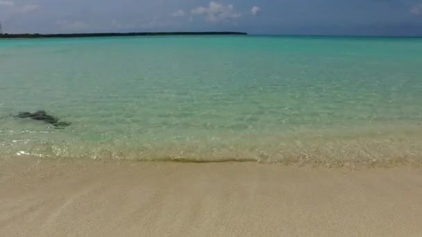 Romantiskt landskap idyllisk strand strand livsstil med blå hav och vit sand bakgrund nära resort — Stockvideo