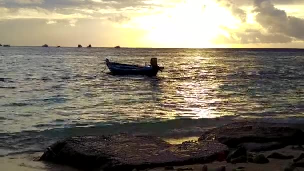 Zonnige reis van de zee toeristische strand reis door turquoise water met witte zandplaat achtergrond — Stockvideo