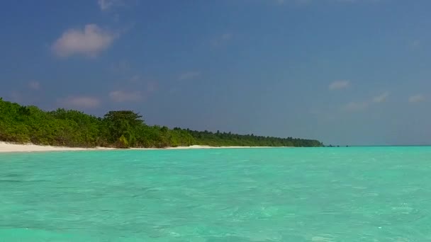 Turkuaz okyanus ve resifin yakınındaki beyaz kum arka planının mükemmel turistik plaj seyahatinin sıcak manzarası. — Stok video