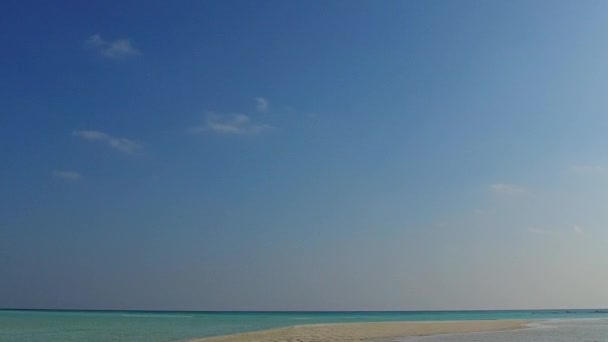 Close-up landschap van prachtige lagune strand reis door aqua blauwe zee met wit zand achtergrond na zonsopgang — Stockvideo