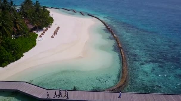 Caldo astratto di perfetta vacanza al mare sulla spiaggia da acqua trasparente e sfondo di sabbia bianca alla luce del sole — Video Stock