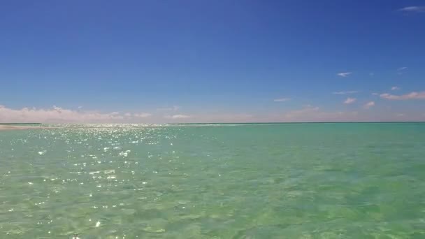 Широкоугольный туризм идеального отдыха на пляже с видом на море у аква-синего океана на ярком песчаном фоне рядом с пальмами — стоковое видео