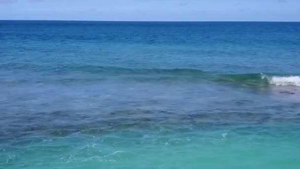 在蓝色的大海和近岸清澈的沙滩背景下的休闲度假海滩休闲旅游 — 图库视频影像
