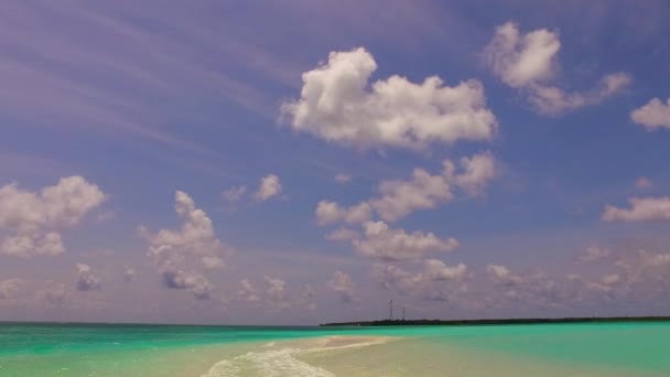 Paesaggio diurno di laguna esotica vacanza al mare dal mare blu e sfondo di sabbia bianca vicino alla barriera corallina — Video Stock