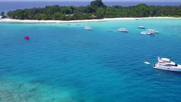 Kopieren Raum Natur der idyllischen Lagune Strand Urlaub am blauen Meer mit weißem Sand Hintergrund in der Nähe von Wellen — Stockvideo