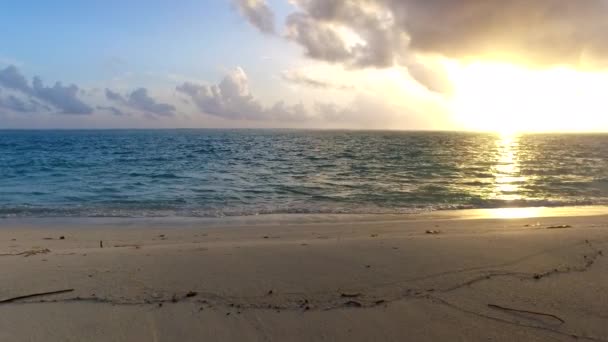 Dagpanorama van perfecte kust strand reis door blauw water en wit zand achtergrond in de buurt van golven — Stockvideo