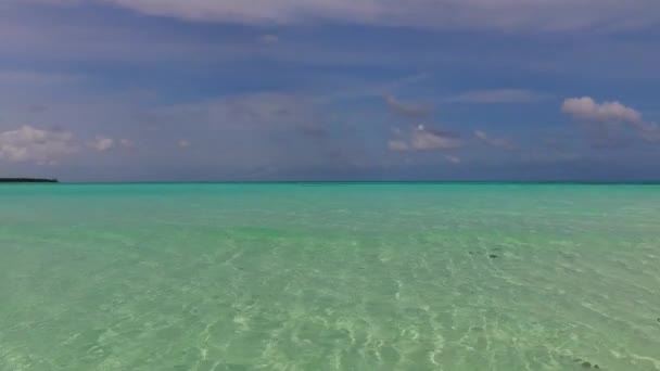 砂浜の近くに青い海と白い砂浜の背景によってリラックスした海岸のビーチ休暇の日当たりの良いパノラマ — ストック動画