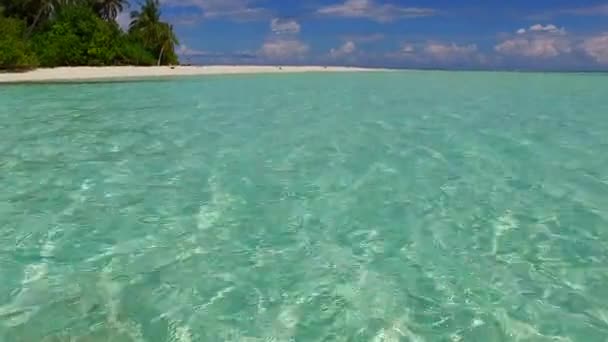 Zomer landschap van luxe kust strand reis door ondiep water met wit zand achtergrond in de buurt van surfen — Stockvideo