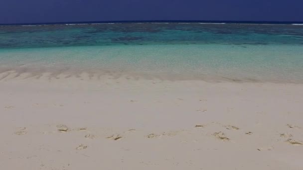 Теплые путешествия по идиллическому пляжу залива путешествие синим морем и белым песчаным фоном возле серфинга — стоковое видео