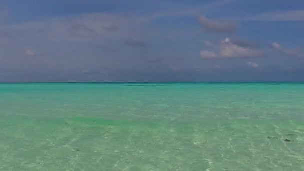 Sifat musim panas dari pemandangan laut yang tenang liburan pantai oleh laut biru dengan latar belakang berpasir putih di dekat gelombang — Stok Video