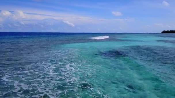 Paisagem ensolarada de férias praia costa exótica por lagoa azul e fundo arenoso branco perto de restinga — Vídeo de Stock