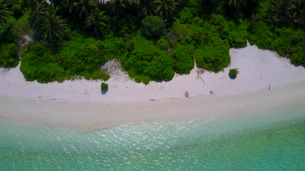 Καλοκαιρινό ουρανό του τέλειου νησιού ταξίδι στην παραλία από μπλε νερά και λευκό αμμώδη φόντο μετά την ανατολή — Αρχείο Βίντεο