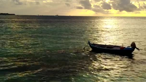 Романтическое путешествие по прекрасному пляжному курорту с голубым зеленым океаном и белым песком перед закатом — стоковое видео