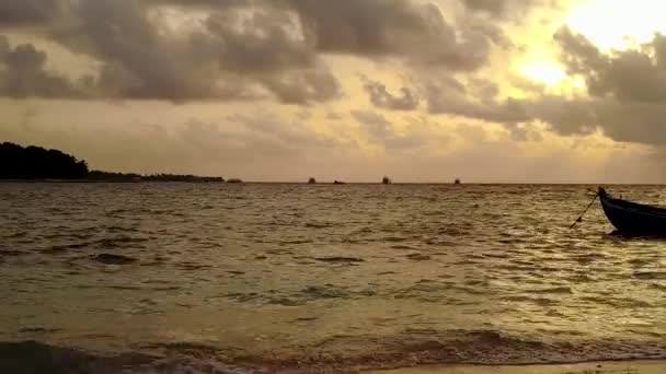 Zbliżenie podróży spokojnej plaży kurortu wakacje niebieską wodą i białym, piaszczystym tle w pobliżu surfowania — Wideo stockowe