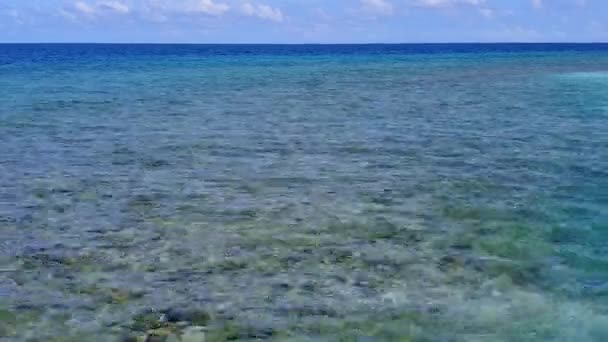 Copia spazio turismo di rilassante laguna vacanza al mare da oceano poco profondo e sfondo di sabbia bianca alla luce del sole — Video Stock