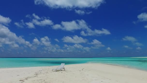 砂浜の近くに青い海と白い砂の背景によって牧歌的な海の景色のビーチの旅のスペースの風景をコピー — ストック動画