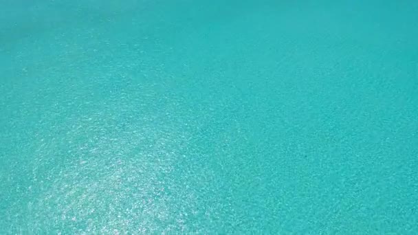 Panorama soleggiato della costa marina vacanza al mare blu con sfondo di sabbia bianca alla luce del sole — Video Stock