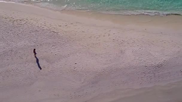 Εναέρια drone ταξίδια χαλαρωτικό νησί παραλία τρόπο ζωής από τυρκουάζ ωκεανό και λευκό αμμώδη φόντο — Αρχείο Βίντεο