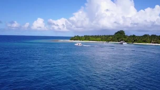 Romantyczny krajobraz luksusowej plaży morskiej rejs przez niebieski ocean z białym, piaszczystym tle w pobliżu palm — Wideo stockowe