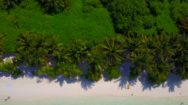 Close up abstrakt morza morze widok plaża voyage przez turkusowy ocean i białe piaszczyste tło w pobliżu piaskownicy — Wideo stockowe