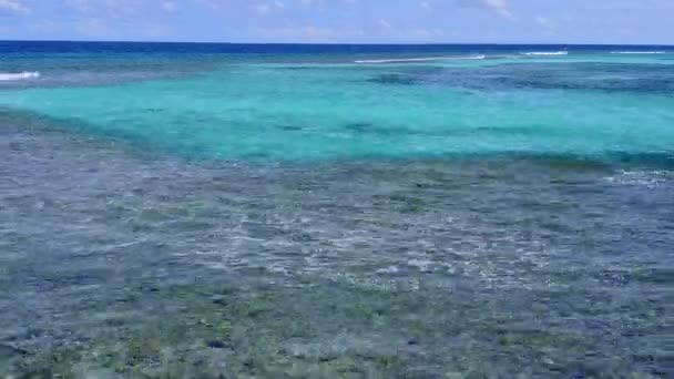 Prázdné scenérie idylické turistické pláže přestávka u tyrkysového moře s čistým pískem pozadí v blízkosti palem — Stock video