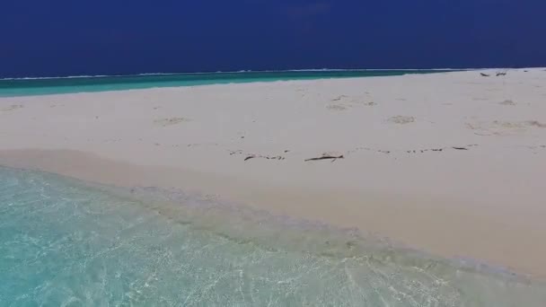 Prázdné cestování krásné pobřeží pláž dovolená mělké vody s jasným písečným pozadím v blízkosti letoviska — Stock video