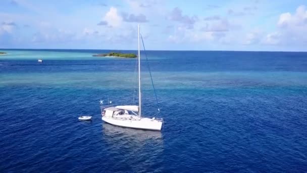 Zomer hemel van rustige kust strand levensstijl door blauwe oceaan en witte zandachtergrond in de buurt van golven — Stockvideo