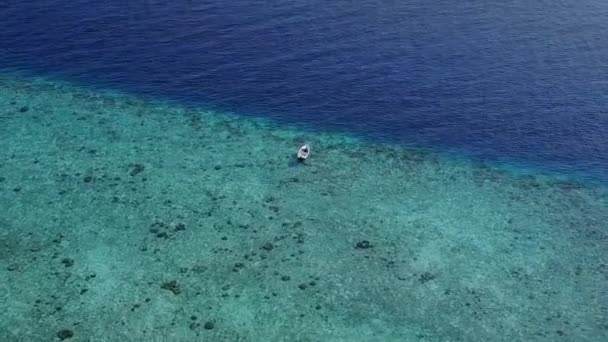 Romantikus elvont trópusi turisztikai strand kaland a vízi kék tenger fehér homok háttér napkelte után — Stock videók