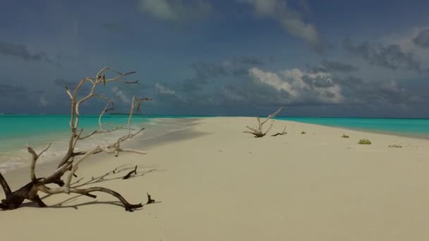 Paisagem de ângulo largo da ilha paradisíaca viagem de praia por lagoa azul e fundo arenoso branco após o nascer do sol — Vídeo de Stock