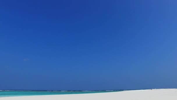Nappali táj idilli lagúna strand idő aqua kék tenger fehér homokos háttér naplemente előtt — Stock videók