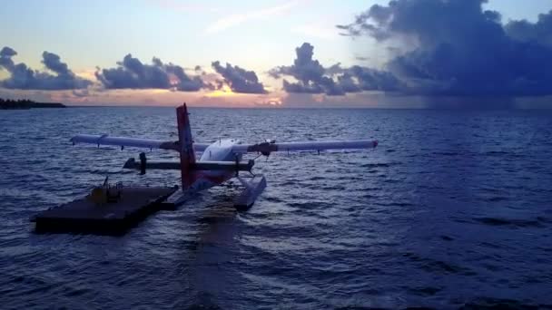 Aereo drone paesaggio di lusso isola spiaggia tempo dal mare limpido e sfondo di sabbia brillante — Video Stock