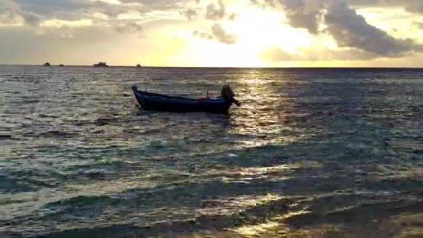 Широкий угол путешествия роскошной береговой линии пляжного отдыха на чистом море и ярком песчаном фоне перед закатом — стоковое видео