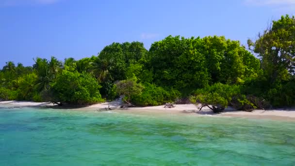 Закрыть небо лагуны Paradise пляж приключения на низком море с белым песчаным фоном возле волн — стоковое видео