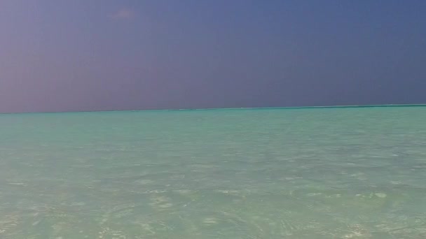 Soligt panorama över tropiska kusten strand resa med klart hav och vit sand bakgrund i solljus — Stockvideo