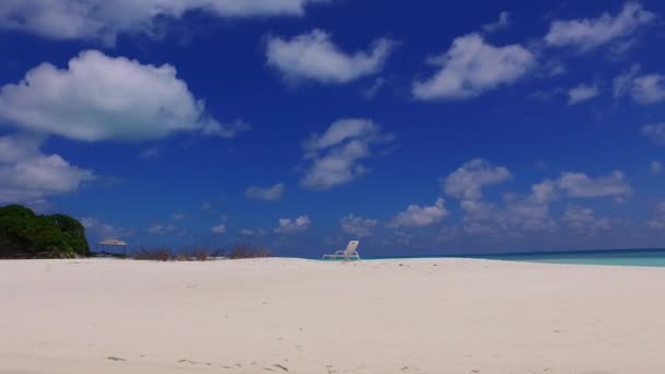 Kopieer ruimte hemel van rustige kust strand reis door blauwe zee met witte zandachtergrond na zonsopgang — Stockvideo