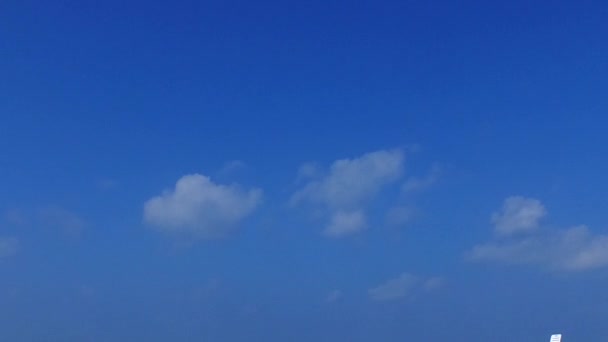 Drohne Meereslandschaft der perfekten Küste Strand Reise durch blaues Meer mit sauberem Sandhintergrund — Stockvideo