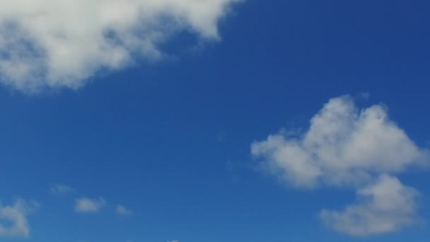 白色沙质背景的蓝色泻湖对奇异海景海滩之旅的空中无人驾驶飞机全景 — 图库视频影像