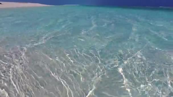 Close up paisagem da praia relaxante costa romper por água azul e fundo arenoso limpo perto de surf — Vídeo de Stock