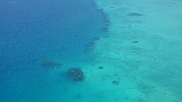 Drone scenario aereo di idilliaca spiaggia turistica tempo dal mare blu con sfondo di sabbia bianca — Video Stock