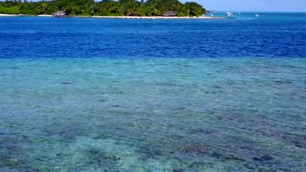 Natura aerea di idilliaca vacanza al mare turistico da laguna blu e sfondo di sabbia bianca — Video Stock