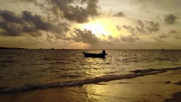 Сонячний туризм розкішний лагуна пляж подорожі на синьому морі і чистий піщаний фон після сходу сонця — стокове відео