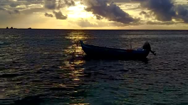 Sunny sky of perfect tourist beach wildlife by aqua blue ocean with white sand background near reef — Stock Video