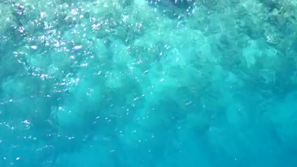 砂浜の近くに青い水と白い砂浜の背景による美しい海岸線の旅の空の風景 — ストック動画