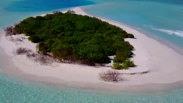 Panorama aereo drone della baia tropicale vacanza al mare limpido con sfondo di sabbia bianca — Video Stock