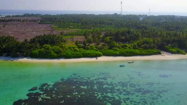नीले समुद्र और रेत तट के पास सफेद रेत पृष्ठभूमि द्वारा समुद्री द्वीप समुद्र तट अवकाश का ग्रीष्मकालीन समुद्र दृश्य — स्टॉक वीडियो