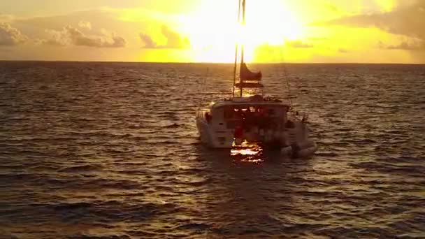 夕阳西下之前，在蔚蓝的大海和白沙的背景下，在宁静的岛屿海滨航行的天空中紧闭 — 图库视频影像