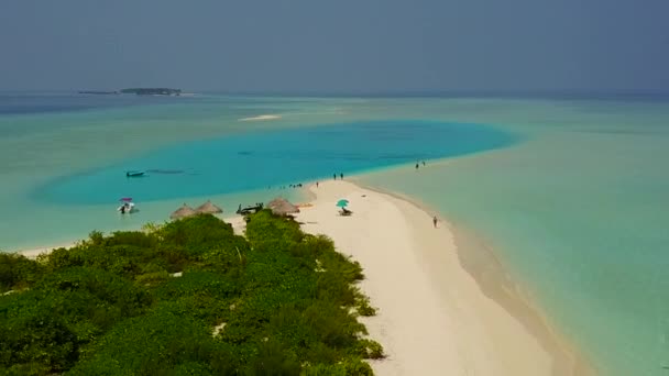 Panorama aéreo de drone tropical vista mar praia tempo por água azul com fundo arenoso branco — Vídeo de Stock