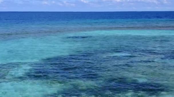 Drone view ουρανός της θάλασσας παραλία διακοπές σε καταγάλανα νερά με φόντο λευκή άμμο — Αρχείο Βίντεο