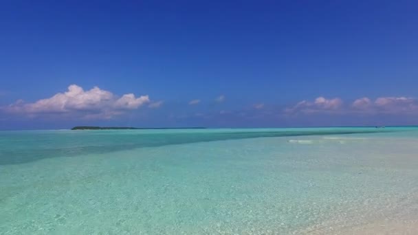 Sonnige abstrakte von ruhigen Resort Strandurlaub am türkisfarbenen Meer mit weißem Sandhintergrund im Sonnenlicht — Stockvideo