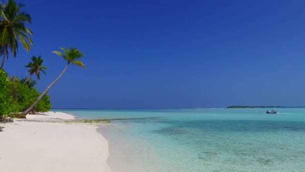 Paesaggio vuoto di perfetta vacanza al mare costa da oceano turchese con sfondo di sabbia pulita alla luce del sole — Video Stock